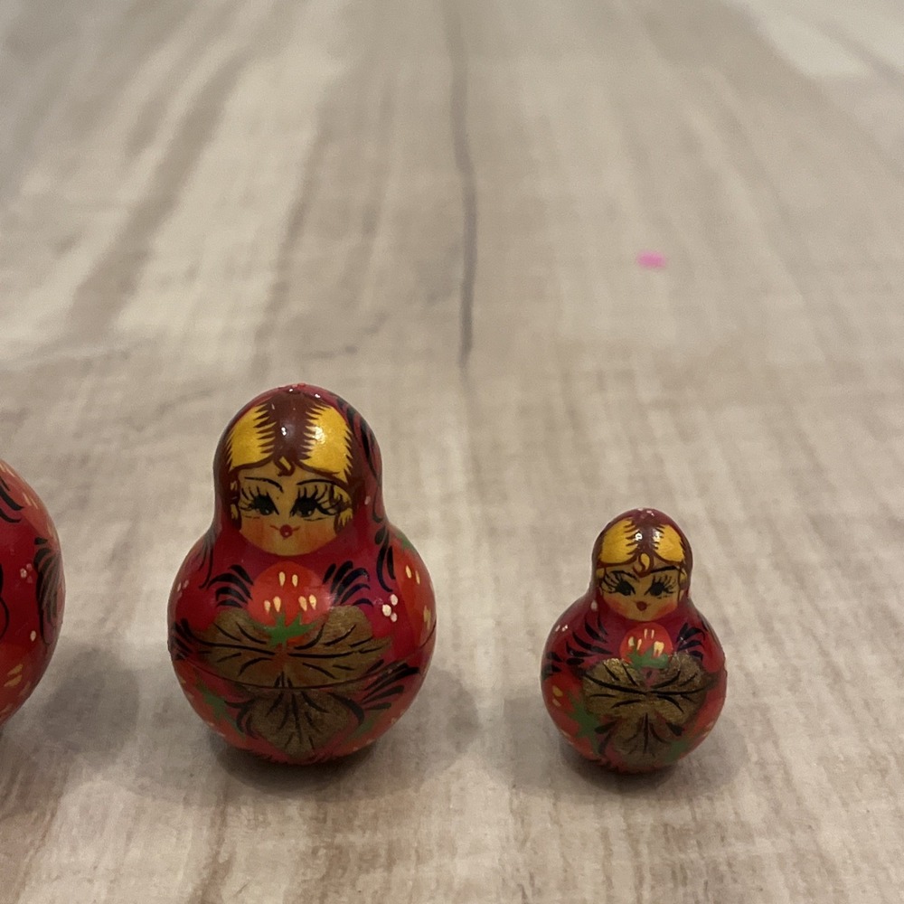Vintage R. Ceprueb Nocag 5pc Nesting Dolls - Strawberry Theme - Artist Signed - Picture 11 of 12